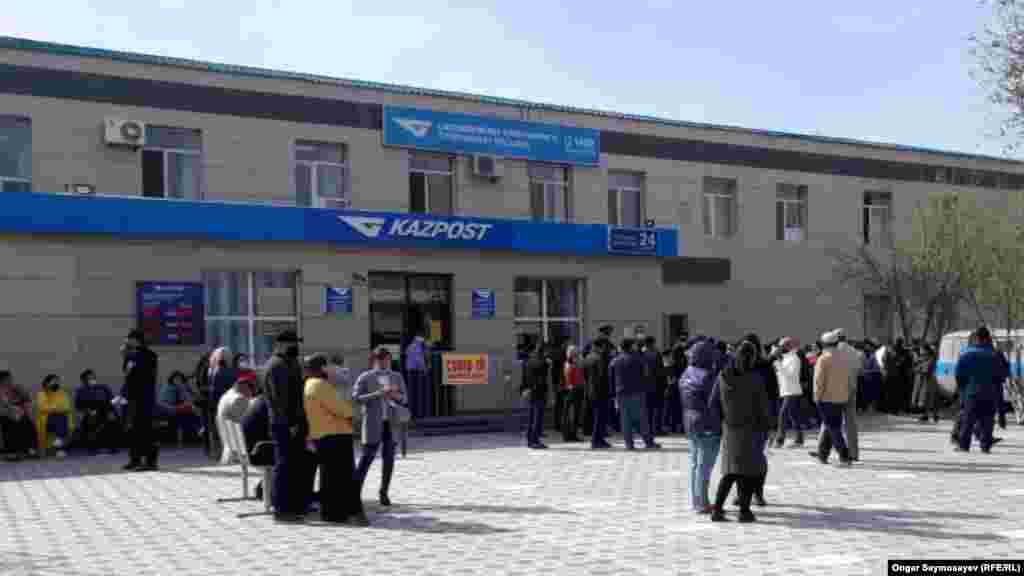 Очередь в одно из отделений Казпочты. 6 апреля 2020 года. С 31 марта в Кызылординской области введен ряд ограничительных мер. В регионе, где 28 марта сменился аким — пост заняла Гульшара Абдыкаликова, — закрыты въезд и выезд. Жителей, по словам нового акима, просят «соблюдать ограничительные меры, прекратить прогулки в общественных местах, не выходить из дома и изолироваться от болезни». Нарушителям Абдыкаликова 30 марта пригрозила «административными мерами в рамках закона».