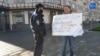 Денис Камалягин беседует с полицейским 