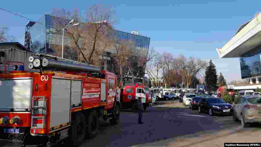 Утром в среду у Дворца Республики в Алматы, где проходила отчетная встреча с населением акима Бауыржана Байбека, дежурили полицейские и сотрудники службы пожарной безопасности со спецтехникой. 
