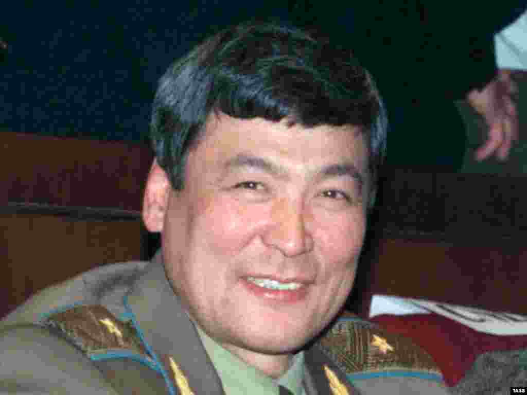 1996 жылы Тоқтар Әубәкіров Қазақстан президенті Нұрсұлтан Назарбаевтың кеңесшісі қызметіне тағайындалды. Әубәкіровтің Ресейдің "Роскосмос" федералды ғарыш агенттігінің зымыран ұшыру басқармасында "Союз ТМ-27" кемесінің ғарышқа шығуын бақылап отырған сәті. 1998 жыл.