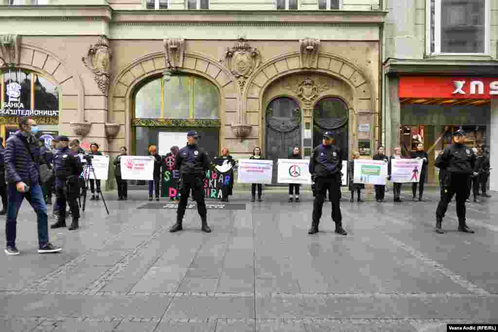 Protest je održan uz prisustvo policije koja je tokom protesta okružila aktivistkinje i aktiviste. 