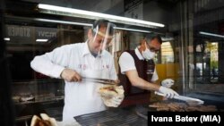 Работници во сендвичара за време на пандемијата на коронавирус. 