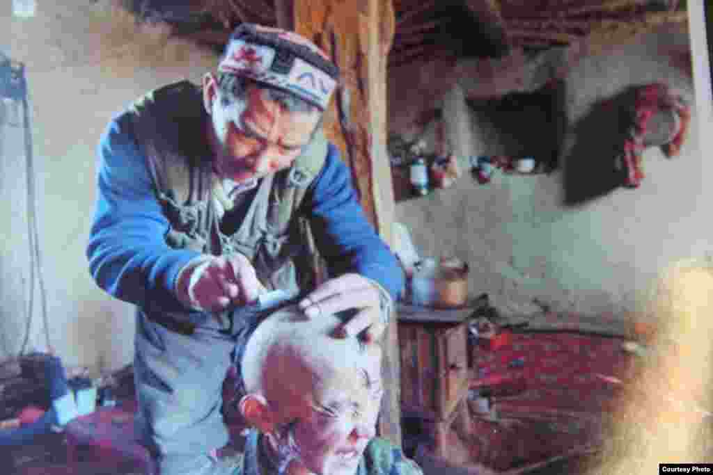Они живут в трудных климатических условиях, большинство не имеет образования, доступа к медицинскому обслуживанию, из-за чего в их среде отмечается высокий уровень смертности. 