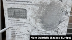 A budapesti, Bem rakpart 6. alatti Rockpart-beruházás egyik információs táblája az épület udvarán 2023 februárjában
