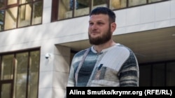 Ремзі Бекіров біля будівлі суду в Сімферополі (архівне фото)