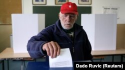 Чоловік голосує під час референдуму. Лакташи, Боснія і Герцеговина, 25 вересня 2016 року