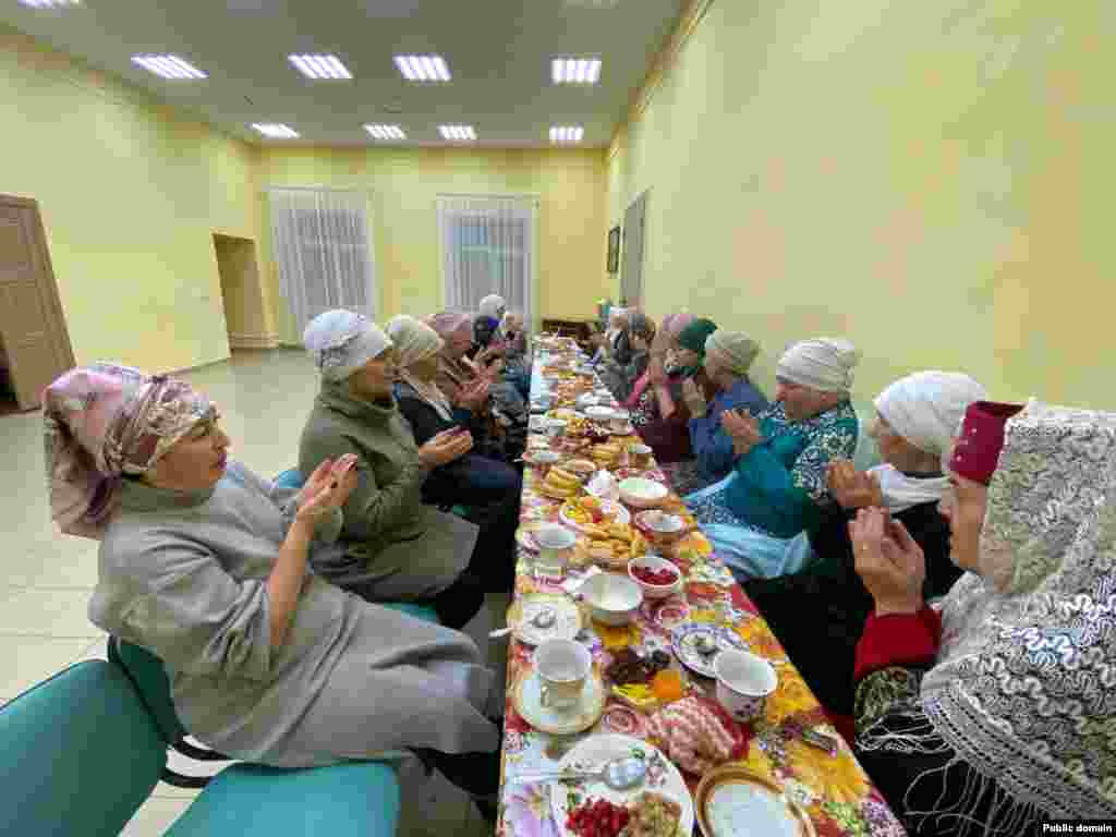 Татарстанның Сарман районы Азалак мәдәният йортында "Мөнәҗәтләр һәм вәгазьләр - күңел байлыгы" дигән кичә үткәрелгән. Кичәнең икенче өлеше чәй табыны артында авыз ачу мәҗлесе белән тәмамланган. 