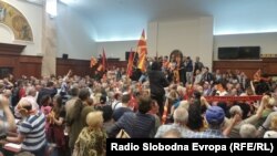 Поддржувачи на иницијативата „За заедничка Македонија“ во Собрание.