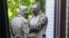 Співробітники СБУ під час обшуків у будинку Віктора Медведчука в Києві, 11 травня 2021 року