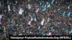 Мітинг проти сепаратизму і мітинг проросійських сил біля парламенту Кримської автономії. Сімферополь, 26 лютого 2014 року 